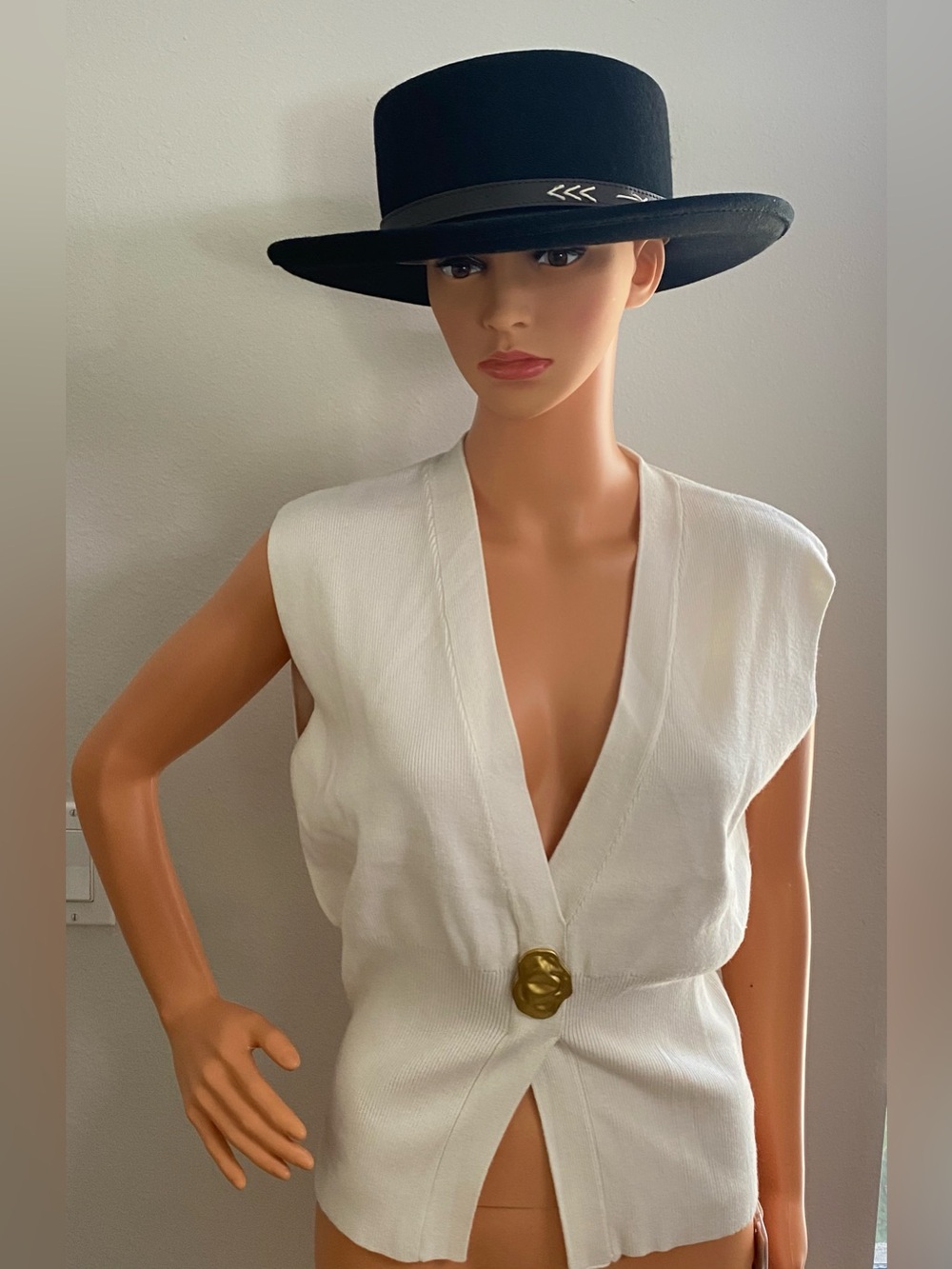 NEW CREAM SLEEVELESS V-NECK SWEATER WITH GOLD ACCENT